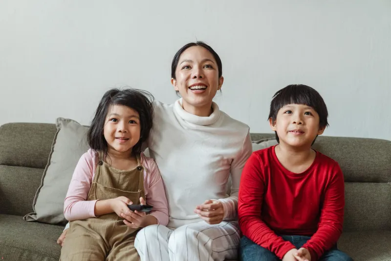 O Passado que Não Passa: Como as Releituras de Clássicos da TV Brasileira Estão Unindo Avós, Pais e Filhos na Mesma Tela